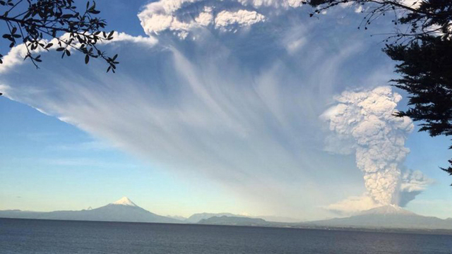 智利卡尔布科火山爆发 血色漫天如末日降临