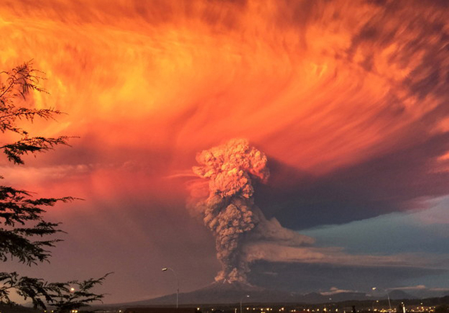 智利卡尔布科火山爆发 血色漫天如末日降临