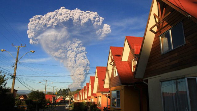 智利卡尔布科火山爆发 血色漫天如末日降临