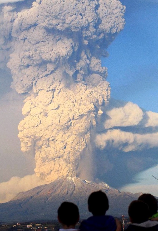 智利卡尔布科火山爆发 血色漫天如末日降临