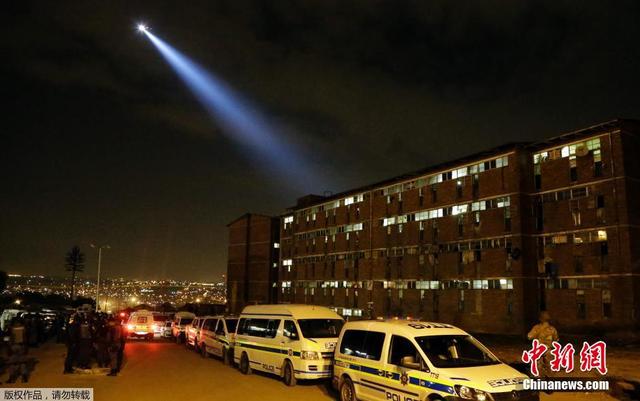 南非警察和士兵突袭旅馆搜查 镇压排外骚乱