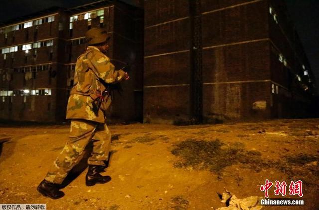 南非警察和士兵突袭旅馆搜查 镇压排外骚乱