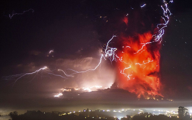 智利火山沉寂半世紀突然噴發 附近城市遭火山灰掩埋