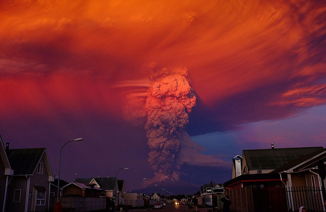 智利火山沉寂半世紀突然噴發 附近城市遭火山灰掩埋
