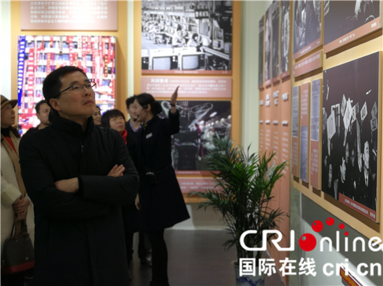 见证三秦芳华 市民游客参观“陕西改革开放40周年成就展”