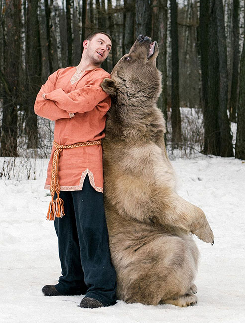 俄美女模特雪地里拥抱灰熊 反对猎杀动物