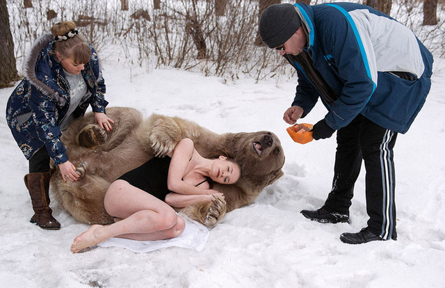 俄美女模特雪地裏擁抱灰熊 反對獵殺動物