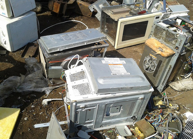 非洲電子垃圾墓地曝光 數百萬噸廢物散發毒氣