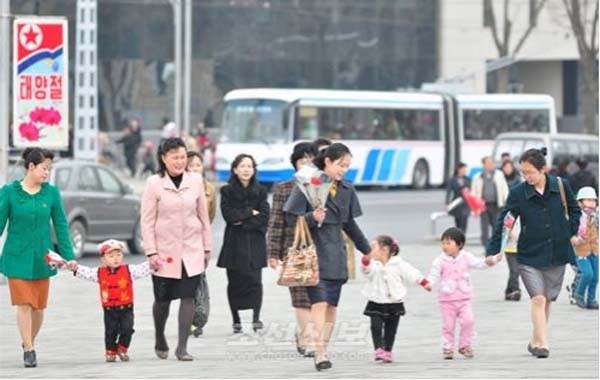 4月朝鲜春意正盛 市民赏花游园兴致浓