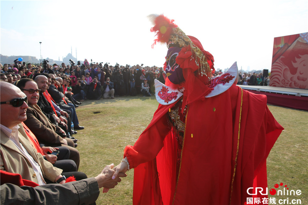 图片默认标题_fororder_【摄影作品】我的非洲故事之埃及观众欣赏“变脸”表演-姜力心