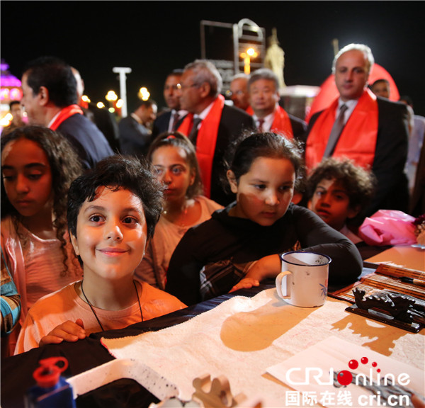 图片默认标题_fororder_【摄影作品】我的非洲故事之新春庙会上埃及民众欣赏中国作画-姜力心