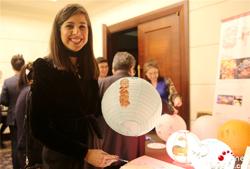 图片默认标题_fororder_【摄影作品】我的非洲故事之埃及民众体验在灯笼上作画-姜力心