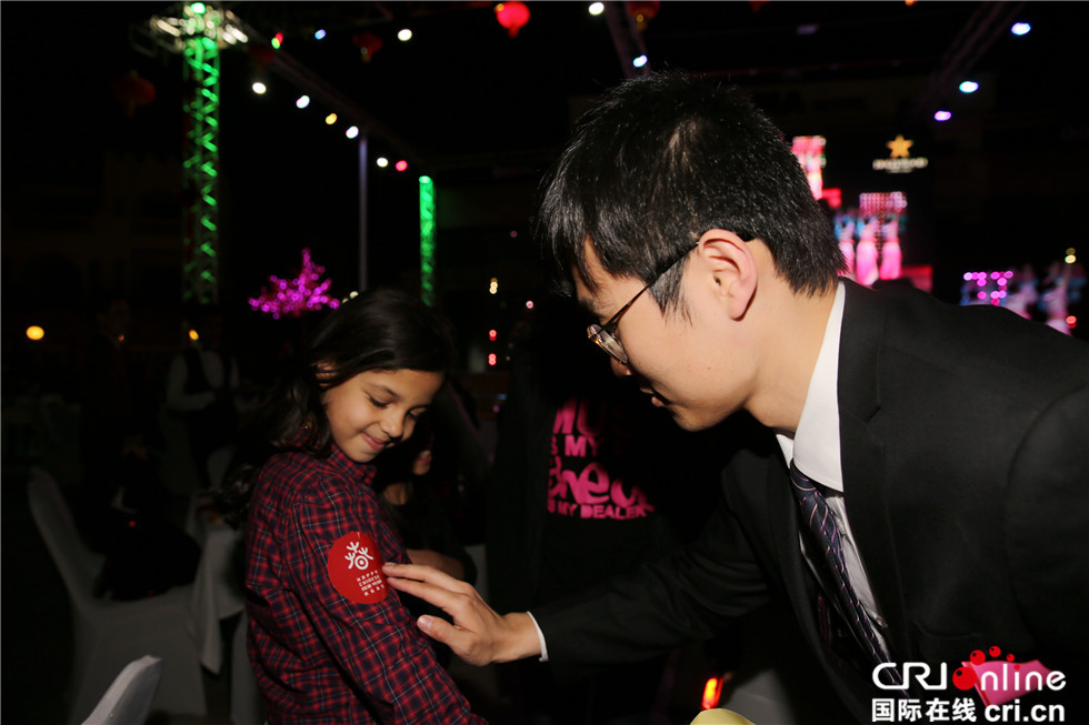 图片默认标题_fororder_【摄影作品】我的非洲故事之新春庙会上为埃及小朋友贴春标-姜力心