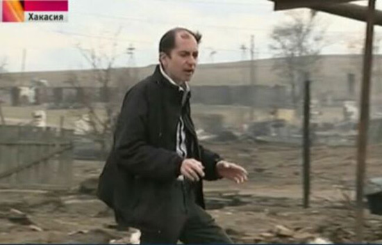 俄记者报道牧场火灾时扔未灭烟头 引发一村庄起火