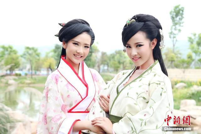 四川一高校準空姐秀漢服 紀念將逝去的大學時光 四川一高校準空姐秀漢服 紀念將逝去的大學時光