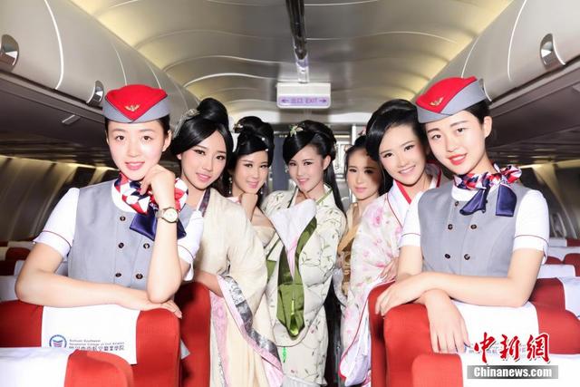 四川一高校準空姐秀漢服 紀念將逝去的大學時光 四川一高校準空姐秀漢服 紀念將逝去的大學時光
