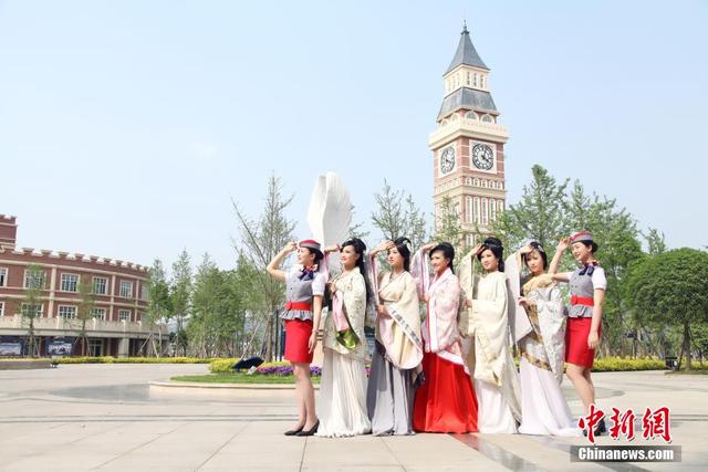 四川一高校準空姐秀漢服 紀念將逝去的大學時光 四川一高校準空姐秀漢服 紀念將逝去的大學時光