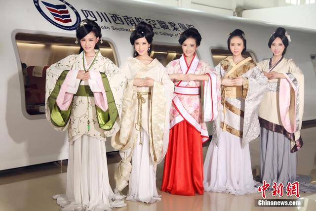 四川一高校準空姐秀漢服 紀念將逝去的大學時光 四川一高校準空姐秀漢服 紀念將逝去的大學時光