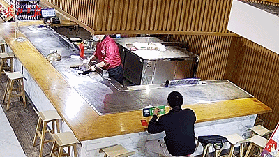 涙にくれる若者に、コックがソーセージと目玉焼きで「100点」