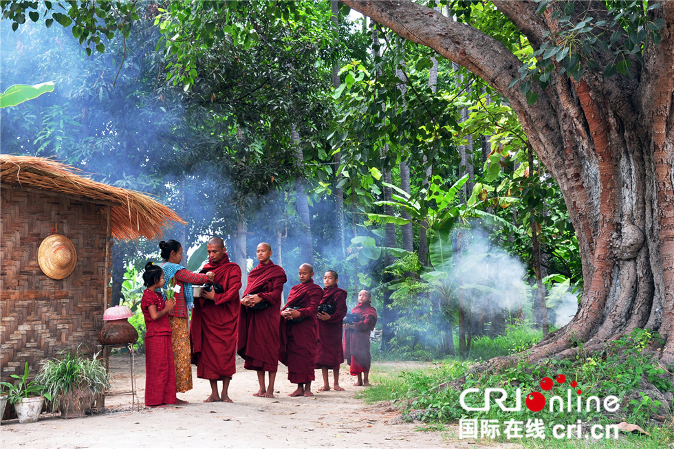 图片默认标题_fororder_00345-清晨化缘的缅甸僧侣们 水印