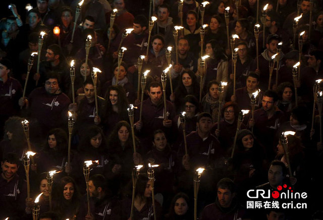 亚美尼亚耶烈万,民众参加火炬游行,纪念亚美尼亚种族大屠杀100周年