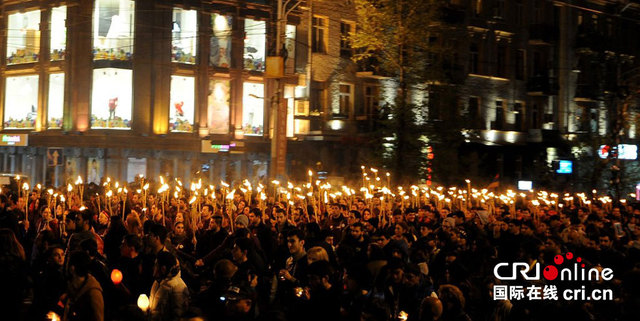亚美尼亚耶烈万,民众参加火炬游行,纪念亚美尼亚种族大屠杀100周年