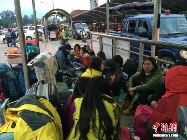 尼泊尔地震 部分中国游客滞留尼泊尔首都机场