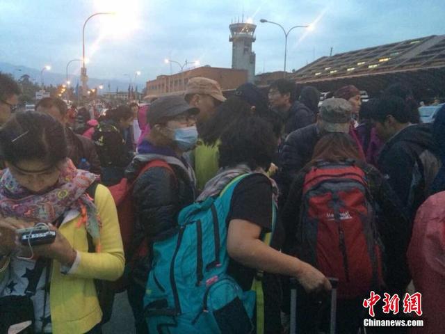尼泊尔地震 部分中国游客滞留尼泊尔首都机场