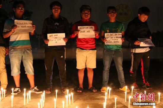 4月25日晚，桂林医学院尼泊尔留学生为祖国地震灾区民众祈祷
