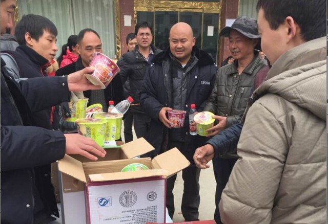 西藏傳媒記者在災區直播救援實況