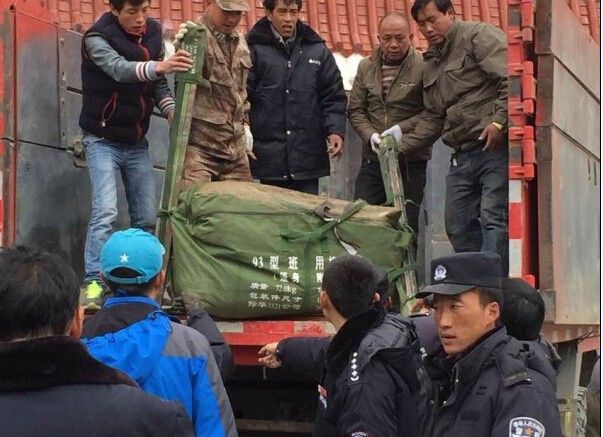 西藏傳媒記者在災區直播救援實況