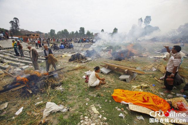 尼泊爾強震致逾2400人遇難 民眾野外焚燒遺體