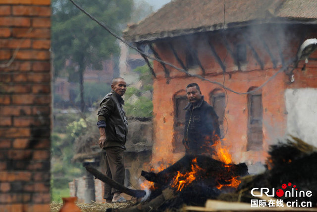 尼泊爾強震致逾2400人遇難 民眾野外焚燒遺體