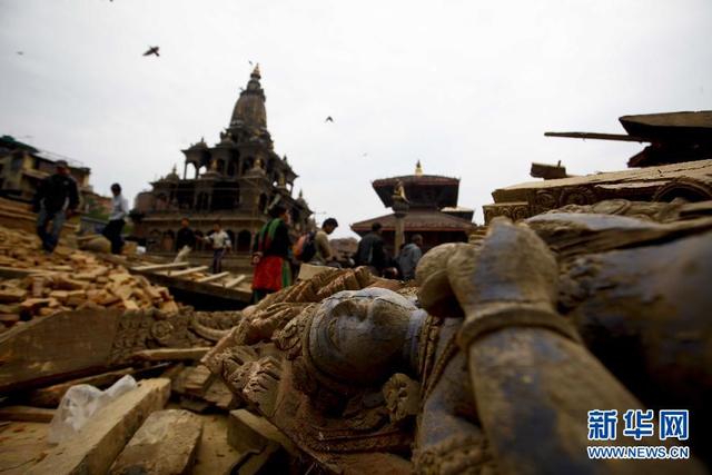 尼泊爾突發強烈地震 民眾在戶外避難
