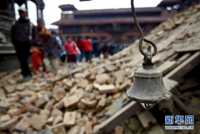 尼泊爾突發強烈地震 民眾在戶外避難