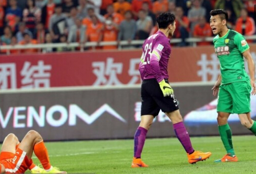 京鲁内斗球迷不解 姚明"卖"卫生巾