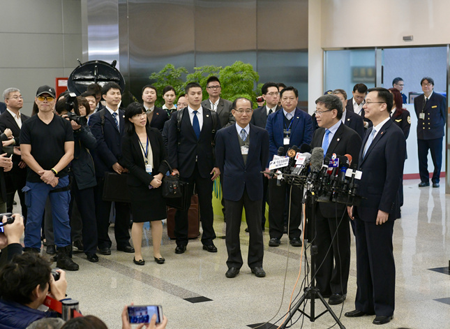 上海市常务副市长周波抵达台北，将参加2018双城论坛