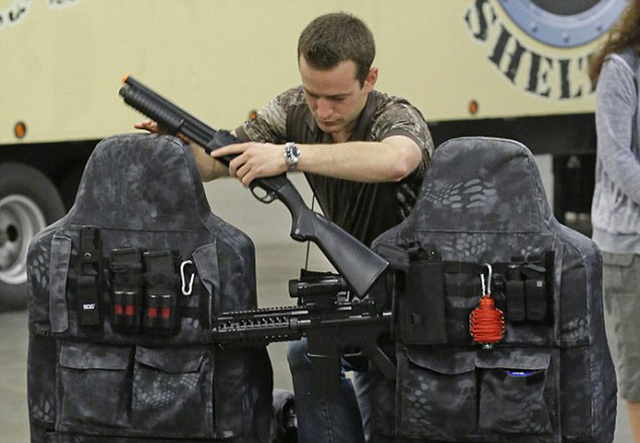 美国首届末日攻略大会 地堡战车枪械一应俱全 美国首届末日攻略大会 地堡战车枪械一应俱全