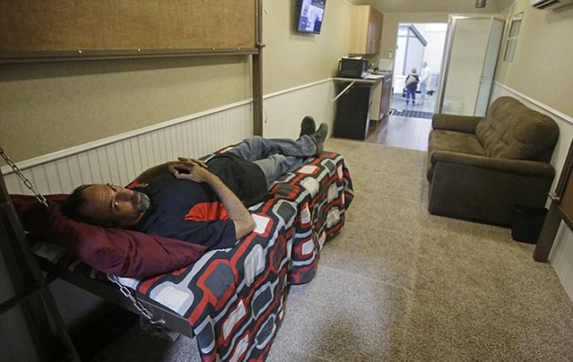 美国首届末日攻略大会 地堡战车枪械一应俱全 美国首届末日攻略大会 地堡战车枪械一应俱全