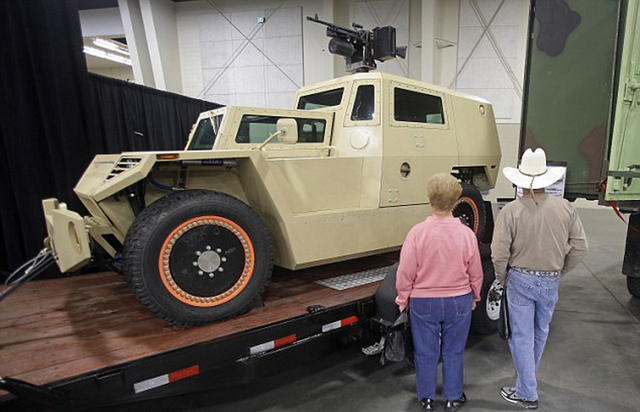 美国首届末日攻略大会 地堡战车枪械一应俱全 美国首届末日攻略大会 地堡战车枪械一应俱全