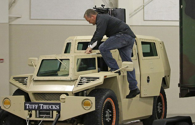 美国首届末日攻略大会 地堡战车枪械一应俱全 美国首届末日攻略大会 地堡战车枪械一应俱全