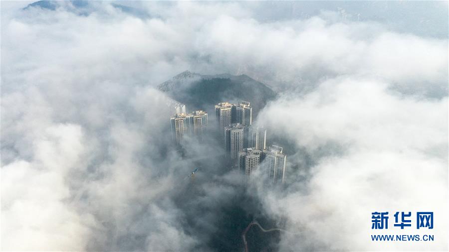 贵州铜仁出现平流雾景观