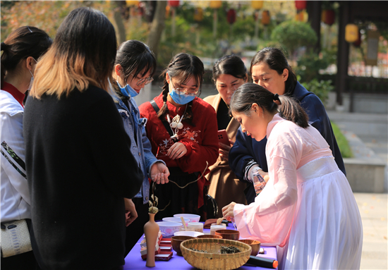 南京市栖霞山红枫节精彩继续 邀游客探寻草药文化