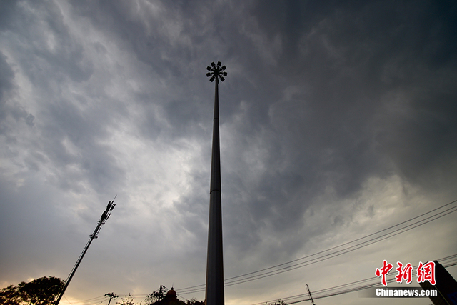 京城遭遇短时雷雨 天空现“西边日落东边雨”