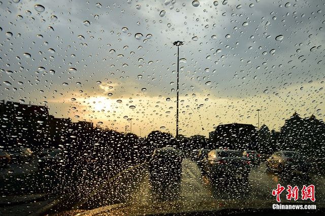 京城遭遇短时雷雨 天空现“西边日落东边雨”