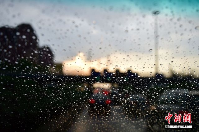 京城遭遇短时雷雨 天空现“西边日落东边雨”