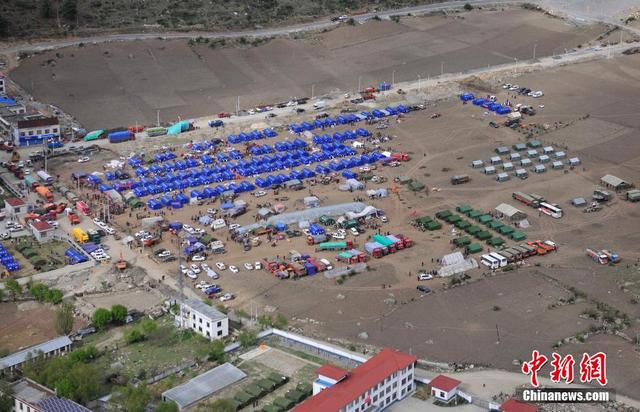 航拍地震灾区西藏吉隆镇 空地搭起大量帐篷