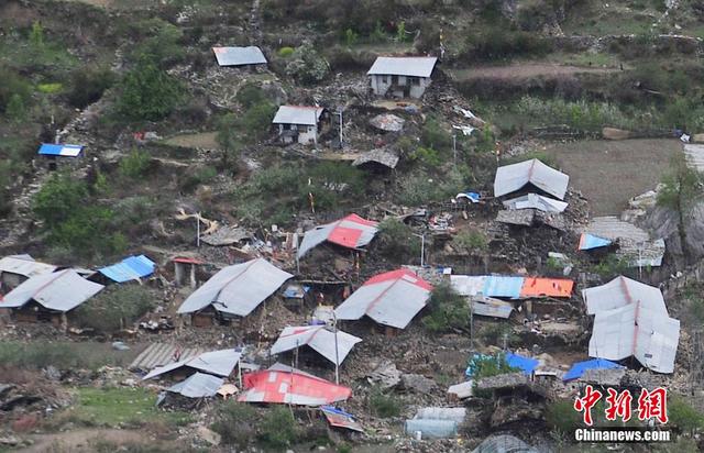 航拍地震灾区西藏吉隆镇 空地搭起大量帐篷