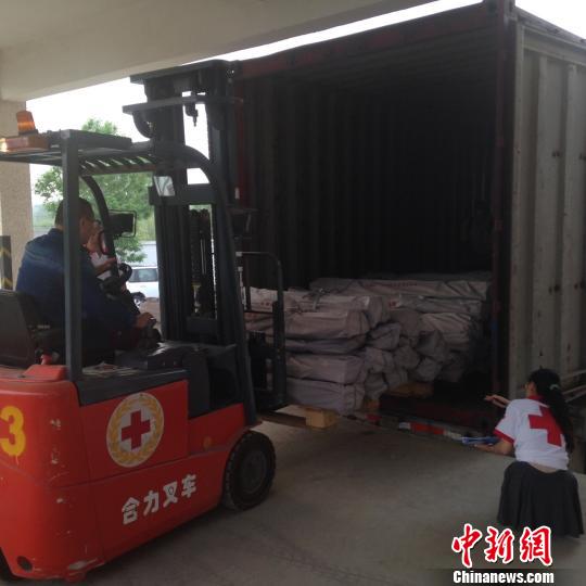 中国红十字会援助尼泊尔地震救援物资启运