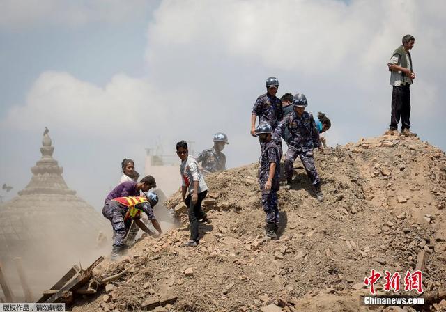 尼泊爾警察徒手清理震後廢墟 搜尋倖存者